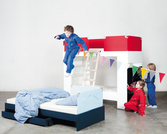 Bed with cloth border | Camas de niños / Literas | Minimöbl