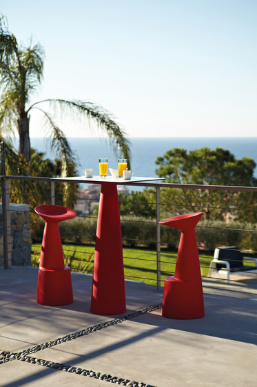 Voilà barstool in red polyethylene, outdoor/indoor | Sgabelli bancone | Slide