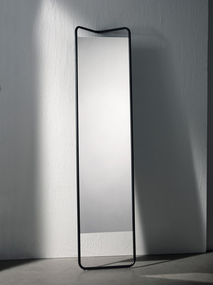 Kaschkasch Floor Mirror | Black | Miroirs | Audo Copenhagen