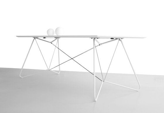 On a String Table | Tavoli pranzo | OK design