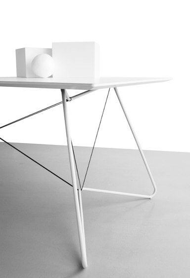 On a String Table | Tavoli pranzo | OK design