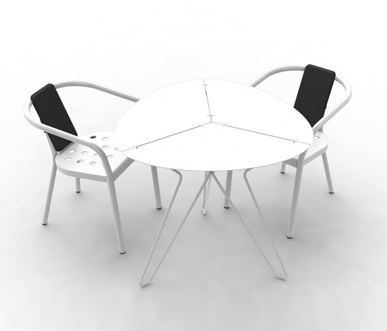 Loo low triangular table | Tavolini bassi | Matière Grise
