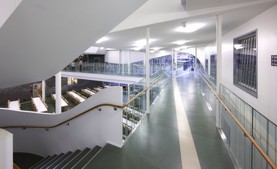 LK60 curved glass railings | Stair railings | Steelpro