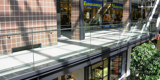 LK60 curved glass railings | Stair railings | Steelpro