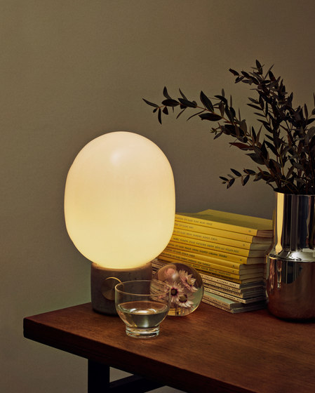 JWDA Concrete Table Lamp | Light Grey/Brass | Lámparas de sobremesa | Audo Copenhagen