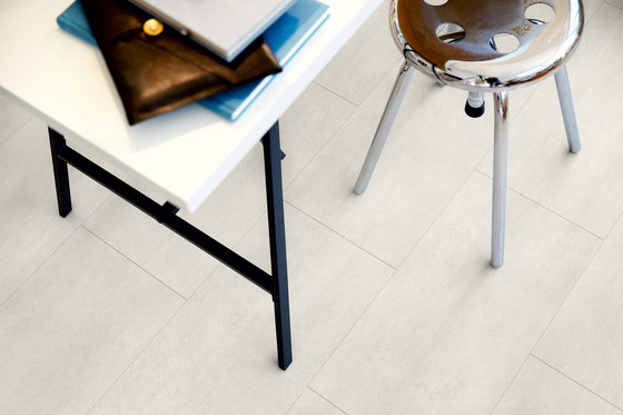 Tile Design grey concrete | Suelos de plástico | Pergo