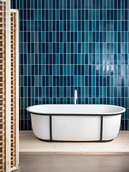 Cuna freestanding oval bathtub in matt black and white | Badewannen | Agape