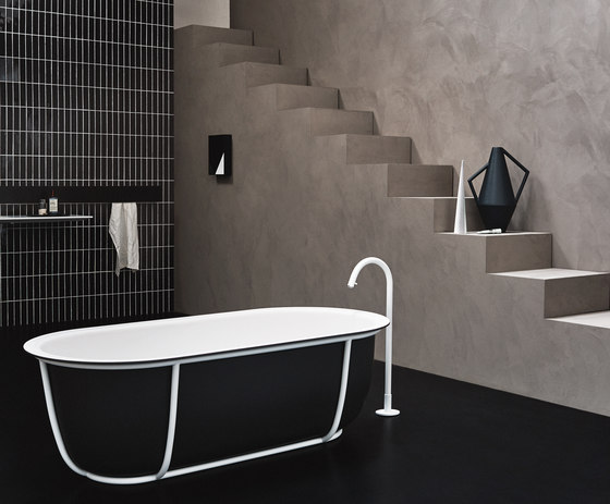 Cuna freestanding oval bathtub in matt black and white | Badewannen | Agape