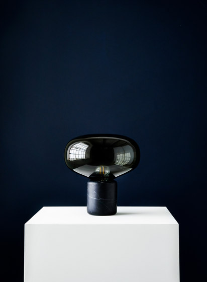 Karl-Johann Table Lamp Black Marquina w. Smoked Glass | Lámparas de sobremesa | NEW WORKS