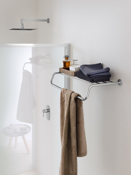 One Double swing arm towel holder by Inda