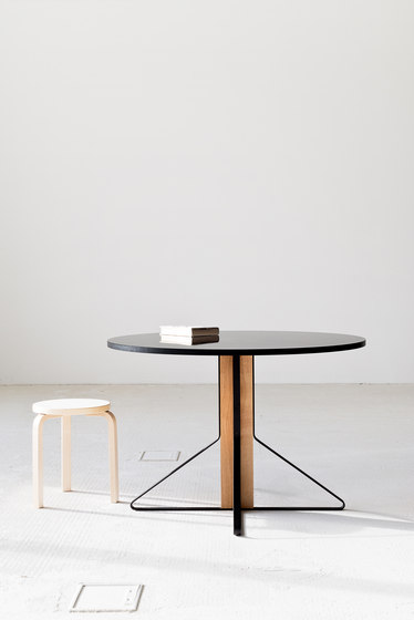 Kaari Table Round REB003 | Tables de bistrot | Artek
