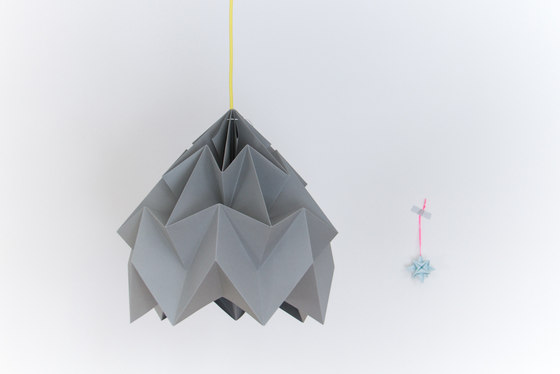 Moth Lamp - White/Grey | Lámparas de suspensión | Studio Snowpuppe