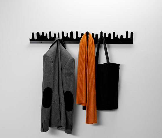 Wave wall-mounted hanger in black lacquered metal | Barre attaccapanni | Design House Stockholm