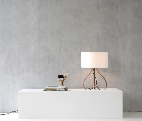 Yun table lamp Wallnuss | Tischleuchten | lasfera