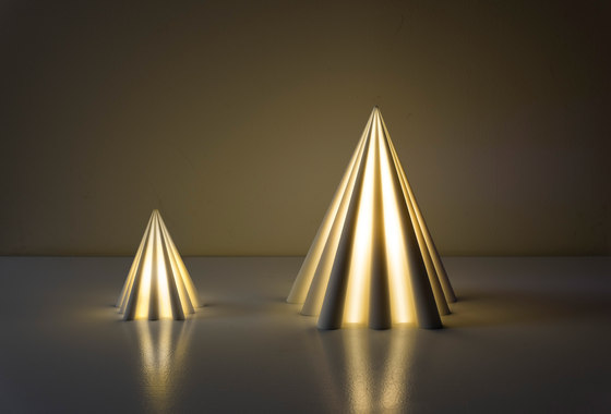 Pyramid Table Lamp | Lámparas de sobremesa | Robert Debbane