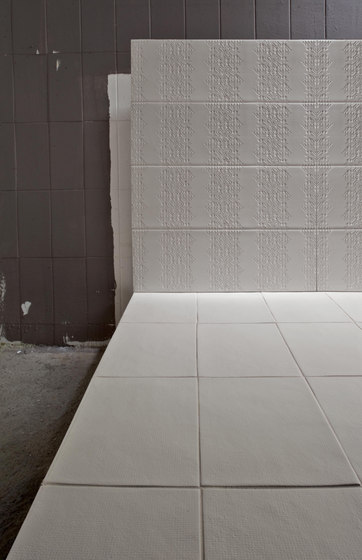 Bas-Relief garland nero | Ceramic tiles | Ceramiche Mutina