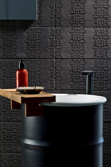 Bas-Relief code nero | Ceramic tiles | Ceramiche Mutina