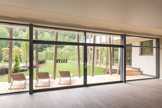 Façade vitrée Vista avec porte levante coulissante Cristal intégrée | Portes-fenêtres | Finstral