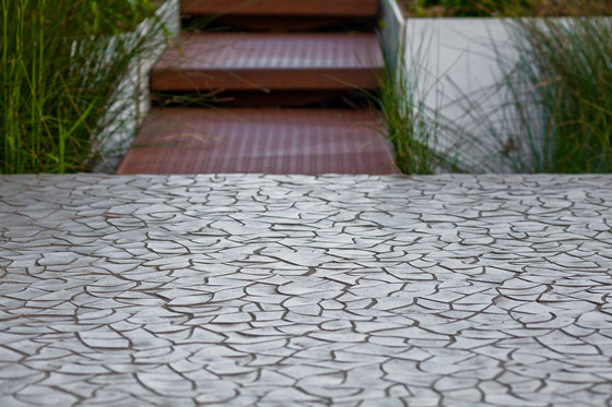 Cracked Earth | Mosaicos de hormigón | KAZA