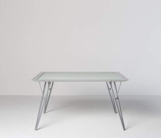 Eiffel-Y | square table | Esstische | Skitsch by Hub Design