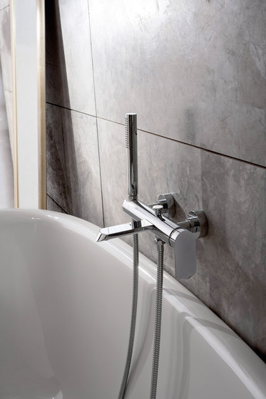 Phase - Wall-mounted bath & shower mixer with hand shower set | Robinetterie de douche | Graff