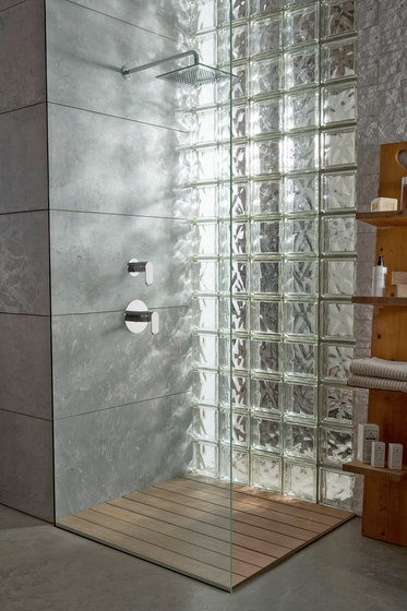 Phase - Wall-mounted bath & shower mixer with hand shower set | Grifería para duchas | Graff