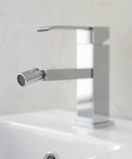 Qubic - Shower head with shower arm - complete set | Robinetterie de douche | Graff