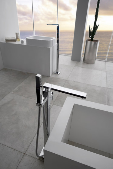 Solar - Wall-mounted bath & shower mixer with hand shower set | Robinetterie pour baignoire | Graff