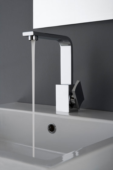 Targa - Wall-mounted bath & shower mixer with hand shower set | Grifería para duchas | Graff