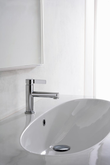 Terra - Wall-mounted bath & shower mixer with hand shower set | Grifería para bañeras | Graff