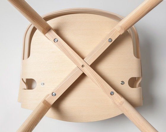 Wick Chair in oak veneer and black metal, swivel base | Sedie | Design House Stockholm