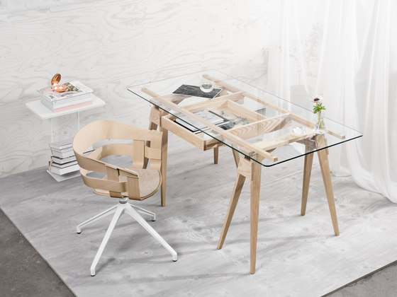 Wick Chair in oak veneer and black metal, swivel base | Stühle | Design House Stockholm