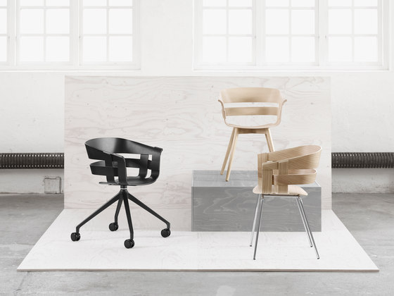 Wick Chair in oak veneer and black metal, swivel base | Sillas | Design House Stockholm