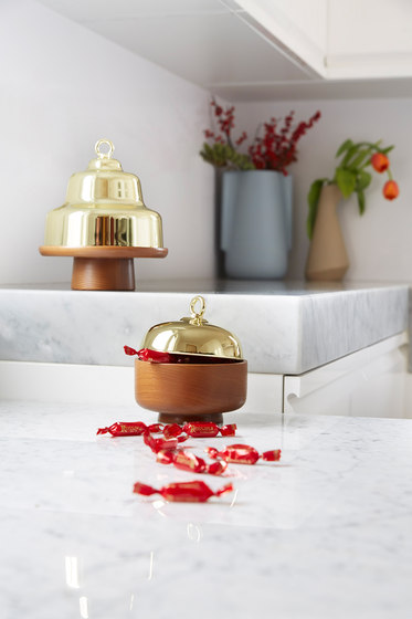 Belle - Tall oak stand & brass cloche dome | Bowls | Incipit Lab srl