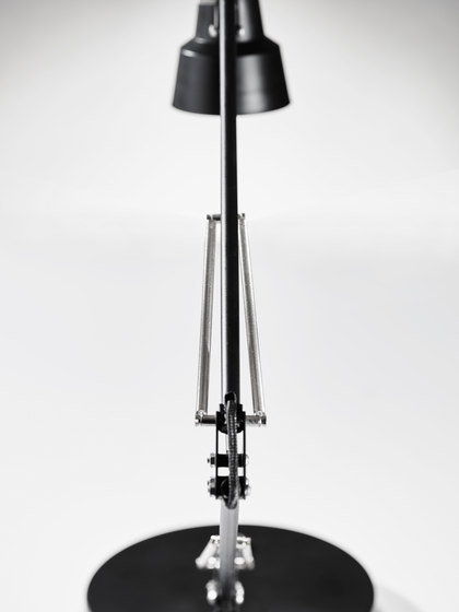Quest LED Desk Lamp | Lámparas de sobremesa | ADS360