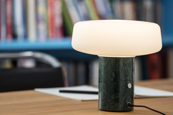 Solid. Table Light – Small – Serpentine Green | Tischleuchten | Terence Woodgate