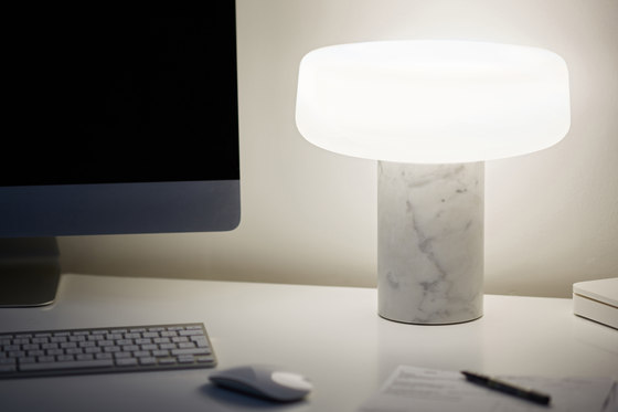 Solid Table Light – Small – Nero Marquina | Luminaires de table | Terence Woodgate