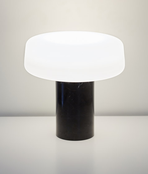 Solid Table Light – Nero Marquina | Luminaires de table | Terence Woodgate