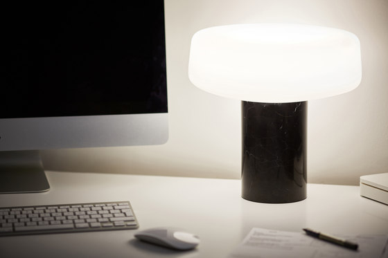 Solid. Table Light – Small – Serpentine Green | Tischleuchten | Terence Woodgate