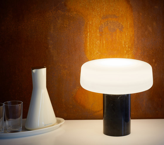 Solid Table Light – Small - Carrara | Lámparas de sobremesa | Terence Woodgate
