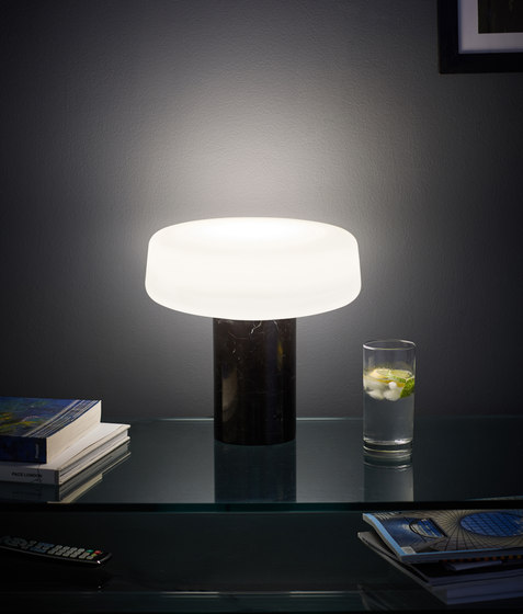 Solid Table Light – Small - Carrara | Lámparas de sobremesa | Terence Woodgate