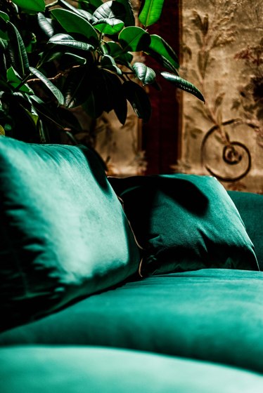 Levante Sofa | Sofas | black tie