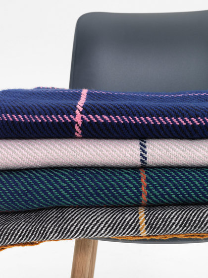 Manta | Wolldecke, blau/schwarz/rosa | Decken | Ames