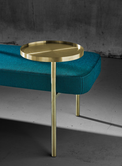 Crescent, 72˚ High-back curved bench with floating table | Bancos | Derlot