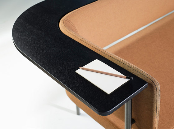 Crescent, 72˚ Mid-back curved bench with floating table | Sitzbänke | Derlot