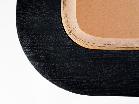 Crescent, 72˚ High-back curved bench with floating table | Bancos | Derlot