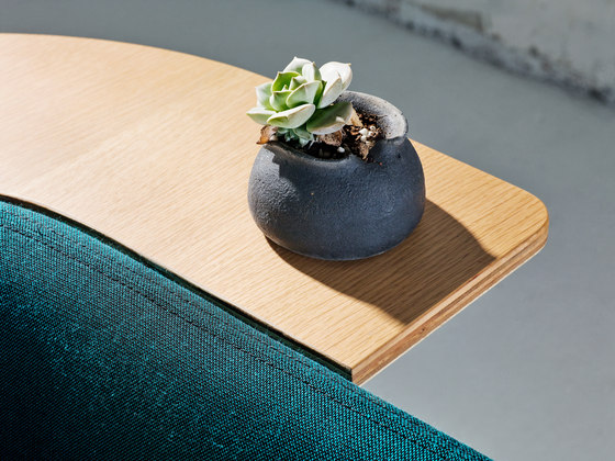 Crescent, 72˚ Mid-back curved bench with floating table | Sitzbänke | Derlot