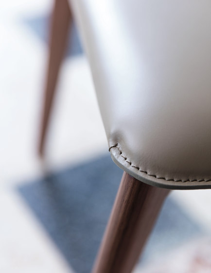 Ionis | Chairs | Porada