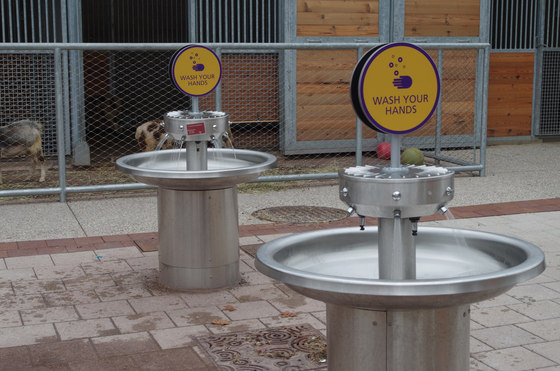 Free Standing Circular Stainless Steel Wash Fountain | Sanitärobjekte | Neo-Metro