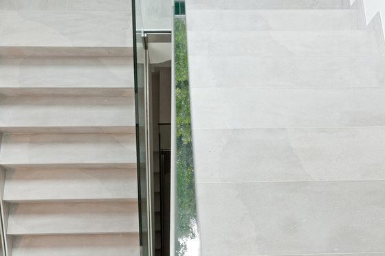 Luna Grey floor tile in sandblasted limestone | Panneaux en pierre naturelle | MÖRZ NATURSTEIN